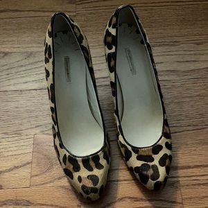 Max studio leopard pumps